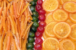 ETAL DE FRUITS CONFIS AU MARCHE 'LA BOQUERIA', TEMPLE CULINAIRE DEVENU UN DES PLUS GRAND MARCHE D'EUROPE, QUARTIER 'EL RAVAL', BARCELONA 