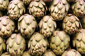 ETAL D'ARTICHAUTS AU MARCHE 'LA BOQUERIA', TEMPLE CULINAIRE DEVENU UN DES PLUS GRAND MARCHE D'EUROPE, QUARTIER 'EL RAVAL', BARCELONA 