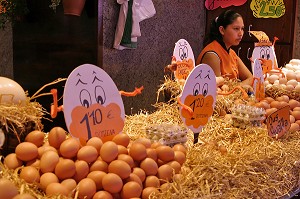 ETAL D'OEUFS AU MARCHE 'LA BOQUERIA', TEMPLE CULINAIRE DEVENU UN DES PLUS GRAND MARCHE D'EUROPE, QUARTIER 'EL RAVAL', BARCELONA 