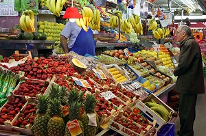 MARCHAND DE FRUITS ET LEGUMES, MARCHE COUVERT (CENTRO COMMERCIAL BARCELO), QUARTIER DE CHUECA, MADRID, ESPAGNE 