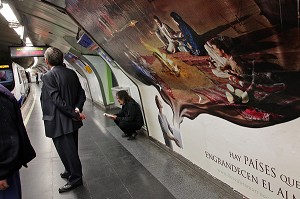 PASSAGERS EN ATTENTE DE LEUR RAME DE METRO, MADRID, ESPAGNE 
