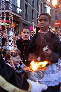 ENFANT QUI ALLUME L'ENCENS LORS DU DEFILE DE PENITENTS, PROCESSION DU CHRIST DE LA FOI ET DU PARDON, SEMAINE SAINTE DES FETES DE PAQUES (LA PASSION DU CHRIST), MADRID, ESPAGNE 