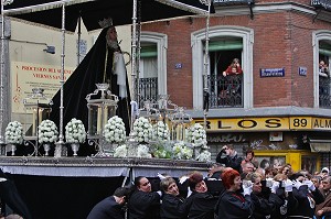 LES FEMMES PORTENT LA STATUE DE LA VIERGE SUR UN PAVOIS ORNE DE FLEURS DEVANT LES FIDELES QUI SE RECUEILLENT, PROCESSION DE LA CONFRERIE DU SILENCE (CONFRADIA DEL SILENCIO) DE LA PAROISSE DE L'EGLISE DU SAINT-CHRIST DE LA FOI, MADRID, ESPAGNE 