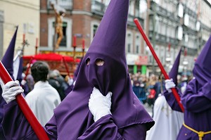 PENITENT EN VIOLET, PROCESSION DE LA CONFRERIE DU SILENCE (CONFRADIA DEL SILENCIO) DE LA PAROISSE DE L'EGLISE DU SAINT-CHRIST DE LA FOI, MADRID, ESPAGNE 