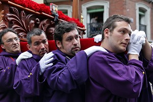 LES HOMMES EN VIOLET PORTENT LA STATUE DU CHRIST SUR LA CROIX DANS LA DOULEUR ET RECCUEILLEMENT, PROCESSION DE LA CONFRERIE DU SILENCE (CONFRADIA DEL SILENCIO) DE LA PAROISSE DE L'EGLISE DU SAINT-CHRIST DE LA FOI, MADRID, ESPAGNE 