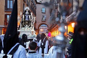 LES PENITENTS PORTENT LA STATUE DE LA VIERGE SUR UN PAVOIS ORNE DE FLEURS, PROCESSION DE LA CONFRERIE DE NUESTRA SENORA DE LOS DOLORES (NOTRE-DAME DES DOULEURS), PLAZA MAYOR, MADRID, ESPAGNE 