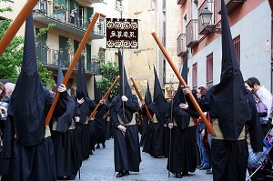 DEFILE DE PENITENTS EN BURE ET CAGOULE NOIRE, PROCESSION DU CHRIST DE LA FOI ET DU PARDON, SEMAINE SAINTE DES FETES DE PAQUES (LA PASSION DU CHRIST), MADRID, ESPAGNE 