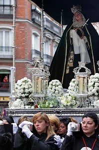 LES FEMMES PORTENT LA STATUE DE LA VIERGE SUR UN PAVOIS ORNE DE FLEURS DANS LA DOULEUR ET RECUEILLEMENT, PROCESSION DE LA CONFRERIE DU SILENCE (CONFRADIA DEL SILENCIO) DE LA PAROISSE DE L'EGLISE DU SAINT-CHRIST DE LA FOI, MADRID, ESPAGNE 