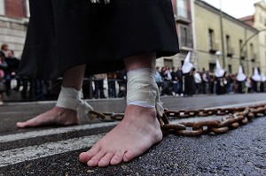 PENITENT AUX PIEDS NUS ET ENCHAINES, PROCESSION DE LA CONFRERIE DU SILENCE (CONFRADIA DEL SILENCIO) DE LA PAROISSE DE L'EGLISE DU SAINT-CHRIST DE LA FOI, MADRID, ESPAGNE 