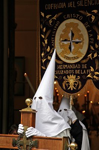 SORTIE DE LA CROIX DU CHRIST ET DES PENITENTS, PROCESSION DE LA CONFRERIE DU SILENCE (CONFRADIA DEL SILENCIO) DE LA PAROISSE DE L'EGLISE DU SAINT-CHRIST DE LA FOI, MADRID, ESPAGNE 