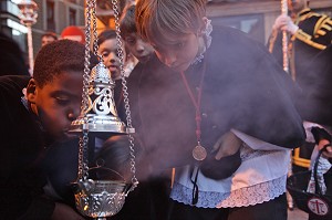 ENFANT QUI ALLUME L'ENCENS LORS DU DEFILE DE PENITENTS, PROCESSION DU CHRIST DE LA FOI ET DU PARDON, SEMAINE SAINTE DES FETES DE PAQUES (LA PASSION DU CHRIST), MADRID, ESPAGNE 