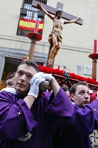 LES HOMMES EN VIOLET PORTENT LA STATUE DU CHRIST SUR LA CROIX DANS LA DOULEUR ET RECCUEILLEMENT, PROCESSION DE LA CONFRERIE DU SILENCE (CONFRADIA DEL SILENCIO) DE LA PAROISSE DE L'EGLISE DU SAINT-CHRIST DE LA FOI, MADRID, ESPAGNE 