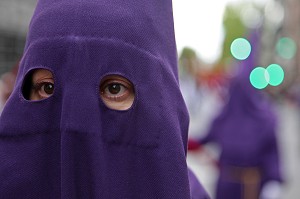 PORTRAIT DE PENITENT EN VIOLET, PROCESSION DE LA CONFRERIE DU SILENCE (CONFRADIA DEL SILENCIO) DE LA PAROISSE DE L'EGLISE DU SAINT-CHRIST DE LA FOI, MADRID, ESPAGNE 