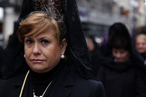 PORTRAIT DE FEMMES EN NOIR, PROCESSION DE LA CONFRERIE DU SILENCE (CONFRADIA DEL SILENCIO) DE LA PAROISSE DE L'EGLISE DU SAINT-CHRIST DE LA FOI, MADRID, ESPAGNE 