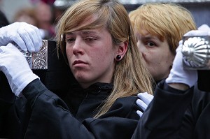 LES FEMMES PORTENT LA STATUE DE LA VIERGE DANS LA DOULEUR ET RECUEILLEMENT, PROCESSION DE LA CONFRERIE DU SILENCE (CONFRADIA DEL SILENCIO) DE LA PAROISSE DE L'EGLISE DU SAINT-CHRIST DE LA FOI, MADRID, ESPAGNE 