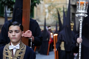 ENFANT ET DEFILE DE PENITENTS EN BURE ET CAGOULE NOIRES, PROCESSION DU CHRIST DE LA FOI ET DU PARDON, SEMAINE SAINTE DES FETES DE PAQUES (LA PASSION DU CHRIST), MADRID, ESPAGNE 