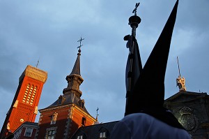 CAGOULE D'UN PENITENT LORS DE LA PROCESSION DE LA CONFRERIE DE NUESTRA SENORA DE LOS DOLORES (NOTRE-DAME DES DOULEURS), TOUR DU PALAIS ET CLOCHER DE L'EGLISE SANTA CRUZ, MADRID, ESPAGNE 