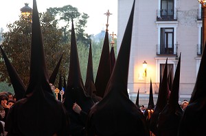 DEFILE DE PENITENTS EN BURE ET CAGOULE NOIRE, PROCESSION DU CHRIST DE LA FOI ET DU PARDON, SEMAINE SAINTE DES FETES DE PAQUES (LA PASSION DU CHRIST), MADRID, ESPAGNE 