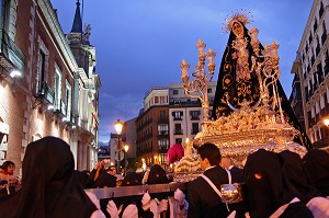 LES PENITENTS PORTENT LA STATUE DE LA VIERGE SUR UN PARVOIS ORNE DE FLEURS, PROCESSION DE LA CONFRERIE DE NUESTRA SENORA DE LOS DOLORES (NOTRE-DAME DES DOULEURS), PLAZA MAYOR, MADRID, ESPAGNE 