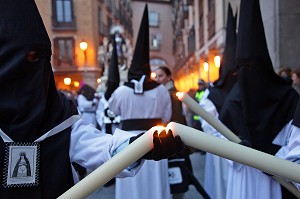 LES PENITENTS ALLUMENT LES CIERGES A LA TOMBEE DE LA NUIT POUR LA PROCESSION DE LA CONFRERIE DE NUESTRA SENORA DE LOS DOLORES (NOTRE-DAME DES DOULEURS), PLAZA MAYOR, MADRID, ESPAGNE 