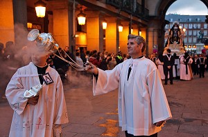 LE PRETRE A L'ENCENSOIR ET L'ENFANT DE CHOEUR DIFFUSE LES FUMEES D'ENCENS AVANT LE PASSAGE DE LA PROCESSION DE LA CONFRERIE DE NUESTRA SENORA DE LOS DOLORES (NOTRE-DAME DES DOULEURS), MADRID, ESPAGNE 