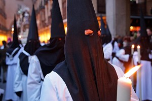 LES PENITENTS AVEC LEURS CIERGES, PROCESSION DE LA CONFRERIE DE NUESTRA SENORA DE LOS DOLORES (NOTRE-DAME DES DOULEURS), PLAZA MAYOR, MADRID, ESPAGNE 