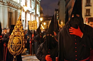 PENITENT AVEC SA CAGOULE NOIR ET SON GANT ROUGE LORS DES PROCESSIONS DE LA SEMAINE SAINTE, CALLE ATOCHA, MADRID, ESPAGNE 