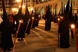 DEFILE DE PENITENTS EN BURE ET CAGOULE NOIRE, PROCESSION DU CHRIST DE LA FOI ET DU PARDON, SEMAINE SAINTE DES FETES DE PAQUES (LA PASSION DU CHRIST), PLACE ORIENTE, MADRID, ESPAGNE 