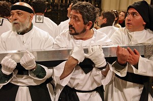 LES PENITENTS PORTENT LA LOURDE STATUE DE LA VIERGE DANS LA DOULEUR ET L'EFFORT, PROCESSION DE LA CONFRERIE DE NUESTRA SENORA DE LOS DOLORES (NOTRE-DAME DES DOULEURS), PLAZA MAYOR, MADRID, ESPAGNE 