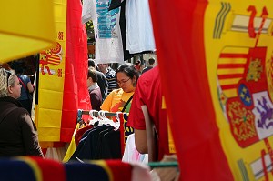 STAND DE DRAPEAUX ET T-SHIRT AUX COULEURS ESPAGNOLES, MARCHE AUX PUCES, LE RASTRO, QUARTIER LA LATINA, MADRID, ESPAGNE 