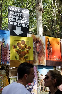 STAND DE REPRODUCTION DE PEINTURES CELEBRES (VAN GOGH, KLIMT, MARCOS), MARCHE AUX PUCES, LE RASTRO, QUARTIER LA LATINA, MADRID, ESPAGNE 