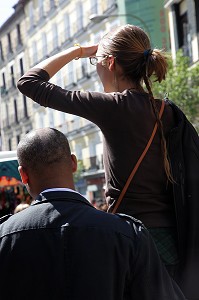 RECHERCHE D'UN AMI DANS LA FOULE, MARCHE AUX PUCES, LE RASTRO, QUARTIER LA LATINA, MADRID, ESPAGNE 