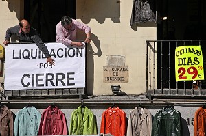 BOUTIQUE DE VETEMENTS ET BLOUSONS EN CUIR, MARCHE AUX PUCES, LE RASTRO, QUARTIER LA LATINA, MADRID, ESPAGNE 