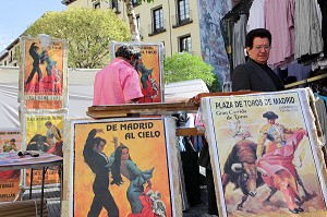STAND D'AFFICHES DE SPECTACLES DE CORRIDA ET DE FLAMENCO, MARCHE AUX PUCES, LE RASTRO, QUARTIER LA LATINA, MADRID, ESPAGNE 