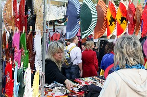 STAND DE VENTE D'EVENTAIL AUX COULEURS ESPAGNOLS, MARCHE AUX PUCES, LE RASTRO, QUARTIER LA LATINA, MADRID, ESPAGNE 