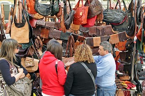 STAND DE SACS ET SACOCHES EN CUIRS, MARCHE AUX PUCES, LE RASTRO, QUARTIER LA LATINA, MADRID, ESPAGNE 