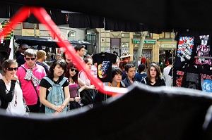 STAND DE T-SHIRT PUNK ET PSYCHEDELIQUE POUR LES JEUNES ADOLESCENTS BRANCHES, MARCHE AUX PUCES, LE RASTRO, QUARTIER LA LATINA, MADRID, ESPAGNE 