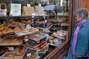 PERSONNE DEVANT LES GATEAUX D'UNE PATISSERIE, MADRID, ESPAGNE 