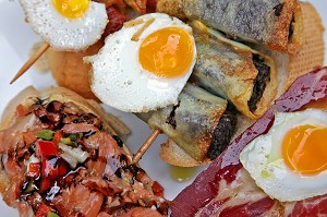 ASSIETTE DE TAPAS (OEUFS, JAMBON, BOUDIN, SAUMON...),, ESPAGNE 