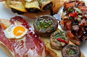 ASSIETTE DE TAPAS (OEUFS, JAMBON, BOUDIN, SAUMON...),, ESPAGNE 