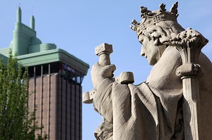 CONTRASTE DU MODERNE AVEC LA TOUR DE COLON (TORRE COLON) ET L'ANCIEN AVEC LA STATUE D'ALFONSO EL SABIO (ALPHONSE X DE CASTILLE DIT LE SAGE) DEVANT LA BIBLIOTHEQUE NATIONALE, BIBLIOTECA Y MUSEOS NACIONALES, PASSEO DE RECOLETOS, MADRID, ESPAGNE 