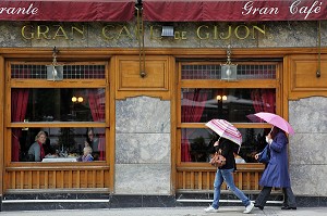 FEMMES AUX PARAPLUIE, EL CAFE GIJON, CAFE BAR DES ARTISTES ET INTELLECTUELS OUVERT EN 1888, PASEO DE RECOLETOS, MADRID, ESPAGNE 