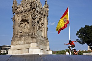 SKATEBOARD DEVANT LE MONUMENT A CHRISTOPHE COLOMB, PLAZA DE COLON, MADRID, ESPAGNE 