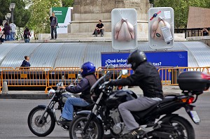 DEFENSE DE LA TRACABILITE DES ALIMENTS PAR LE PARLEMENT EUROPEEN, POULETS SOUS VIDE (POLLO CRUDO), PLAZA DE COLON, MADRID, ESPAGNE 