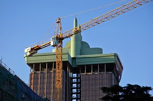 GRUES DE CHANTIER DEVANT LES TOURS OU TORRES DE COLON, PLAZA DE COLON, MADRID, ESPAGNE 