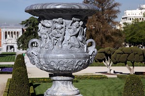 VASE SCULPTE DANS LE PARQUE DEL BUEN RETIRO, MADRID, ESPAGNE 