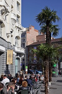 TERRASSE DU STARBUCKS COFFEE (OPERA ET BRUNCH) DEVANT LE PALACE HOTEL, PASEO DEL PRADO, MADRID, ESPAGNE 