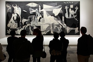 VISITEURS DEVANT LE GUERNICA DE PICASSO, MUSEO REINA SOFIA, CALLE SANTA ISABEL, QUARTIER ATOCHA, MADRID, ESPAGNE 