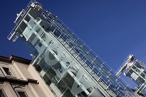 ASCENSEUR DE L'ENTREE PRINCIPAL DU MUSEO REINA SOFIA, CALLE SANTA ISABEL, QUARTIER ATOCHA, MADRID, ESPAGNE 