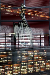 REFLET DE LA SCULPTURE D'ALBERTO SANCHEZ, EL PUEBLO ESPANOL TIENE UN CAMINO QUE CONDUCE A UNA ESTRELLA, COPIE DE 1989, DEVANT LA BIBLIOTHEQUE DU MUSEO REINA SOFIA, CALLE SANTA ISABEL, QUARTIER ATOCHA, MADRID, ESPAGNE 